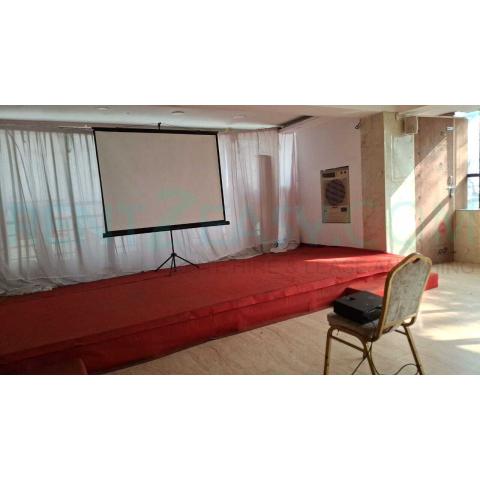  Tripod Screen with Hitachi HD Ready Long Throw Projector With A rent in 